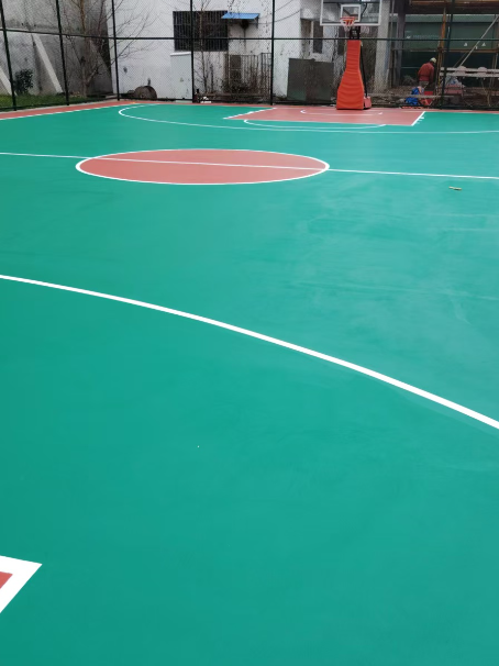 日土 球场长期使用易出现地面开裂